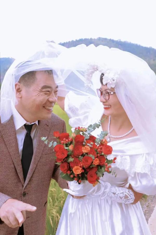 超甜！双胞胎姐妹帮爸妈拍婚纱照