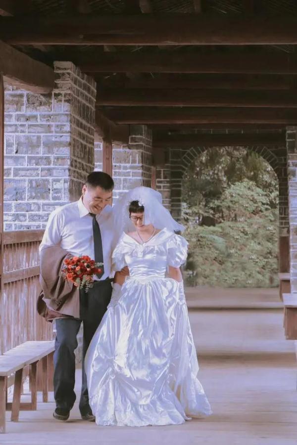 超甜！双胞胎姐妹帮爸妈拍婚纱照
