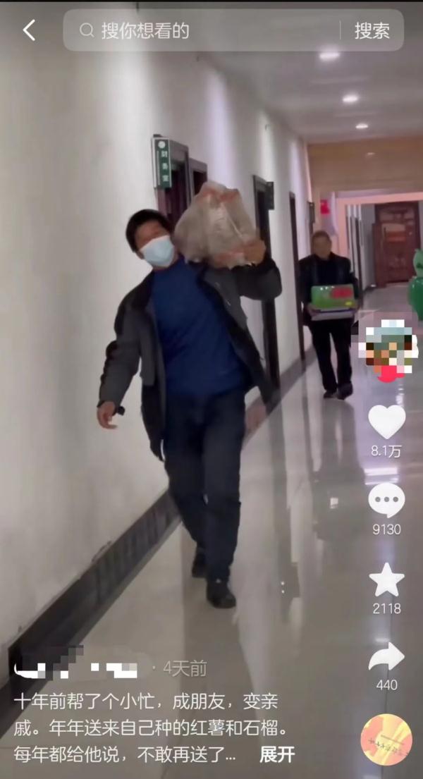 十年前白菜滞销遇到好心人，男子为感恩每年送自家土特产