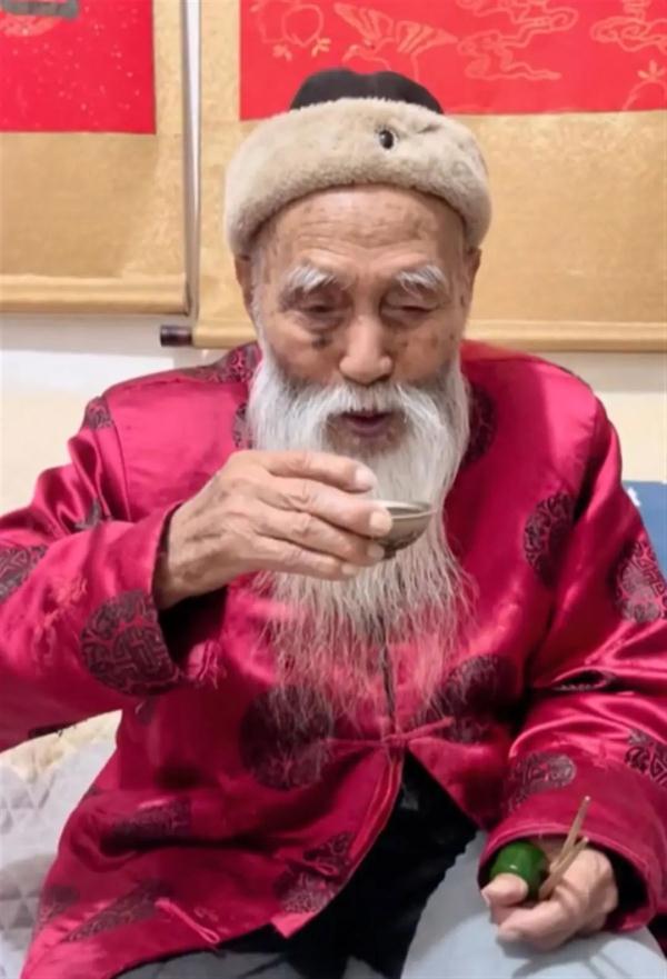 107岁父亲用轮椅推80岁儿子走红 107岁父亲用轮椅推80岁儿子走红