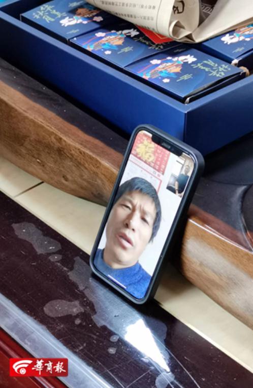 十年前白菜滞销遇到好心人，男子为感恩每年送自家土特产