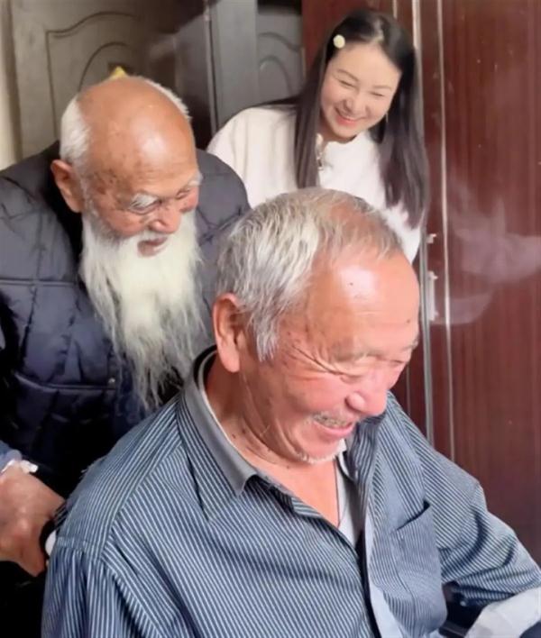 107岁父亲用轮椅推80岁儿子走红 107岁父亲用轮椅推80岁儿子走红
