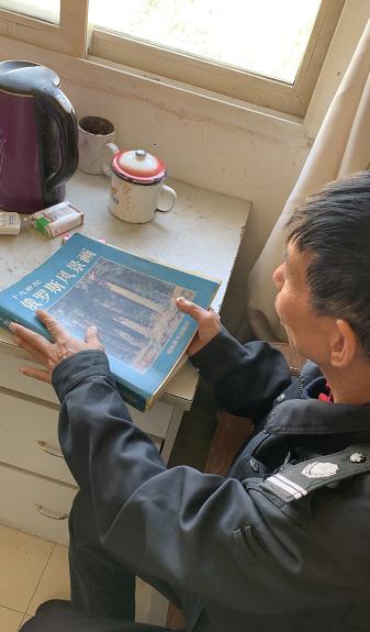 太惊艳！长沙56岁保安用树枝砂石作画，网友：屈才了……
