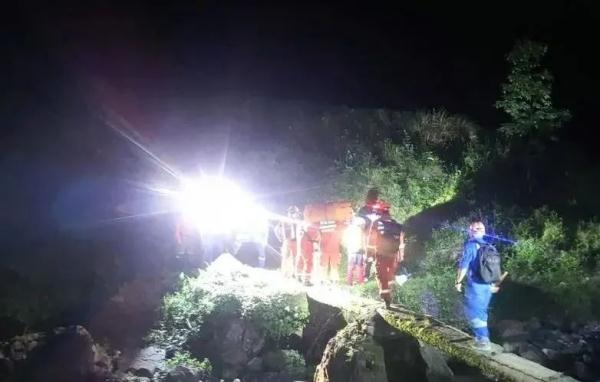 男子跌落50米深岩洞，被困29小时后获救