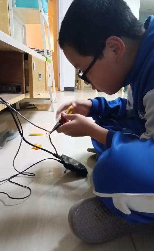 笑哭！湖南12岁男孩沉迷电视妈妈怒剪网线，结果……