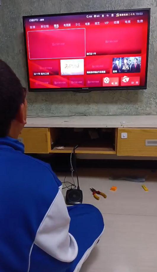 笑哭！湖南12岁男孩沉迷电视妈妈怒剪网线，结果……