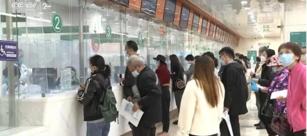 减少颈椎压力！看手机时，这样做→