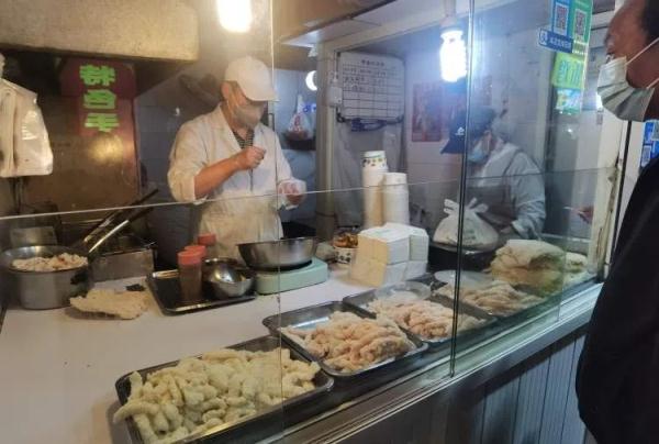 馋哭！上海这条百米熟食街火了：30多家美食铺子，好吃不贵，谢绝“网红”拍摄