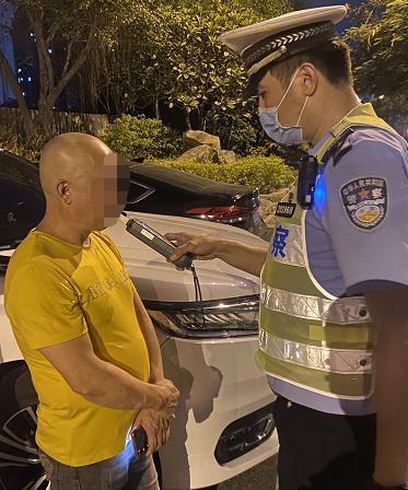 就在厦门金山路，女子凌晨酒驾被查？警方调取监控发现……