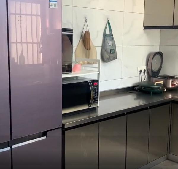 男子花近70万给儿子儿媳装新房,“不锈钢厨房”火了! 男子花近70万给儿子儿媳装新房,“不锈钢厨房”火了!