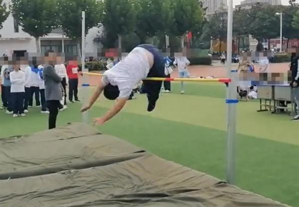 哈哈哈~男孩用“奇怪姿势”跳高!网友笑翻 哈哈哈~男孩用“奇怪姿势”跳高!网友笑翻