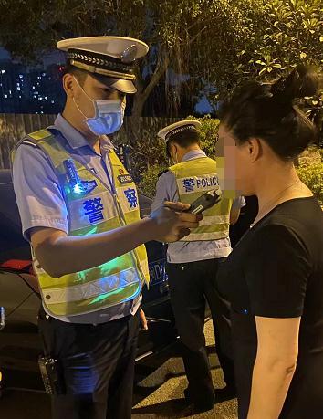就在厦门金山路，女子凌晨酒驾被查？警方调取监控发现……