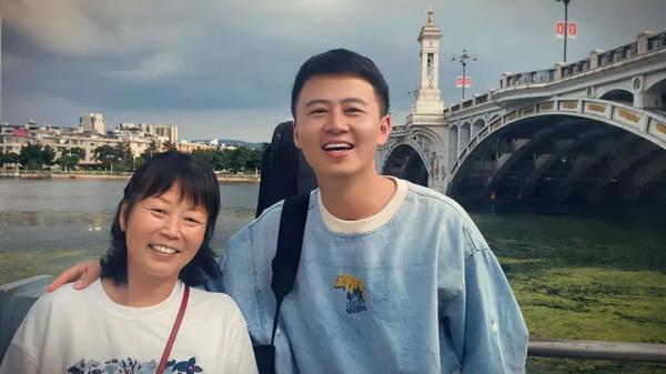 28岁小伙带癌症晚期母亲一路旅行弹唱，网友：这份温情比什么药都管用