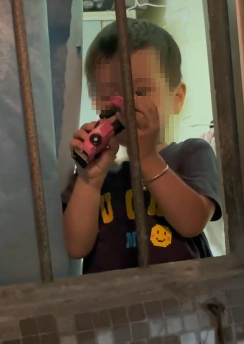 男子连续两月陪邻居小孩隔窗聊天!男孩:你妈妈也加班吗? 男子连续两月陪邻居小孩隔窗聊天!男孩:你妈妈也加班吗?