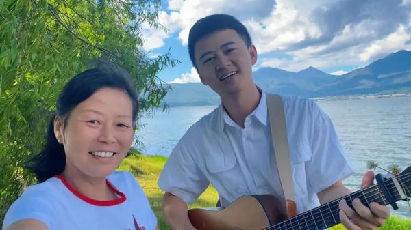 28岁小伙带癌症晚期母亲一路旅行弹唱，网友：这份温情比什么药都管用
