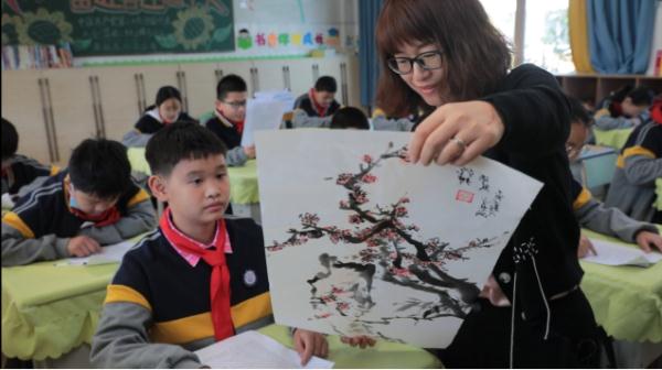 扎根乡村15年，她用芳华点亮孩子们的梦