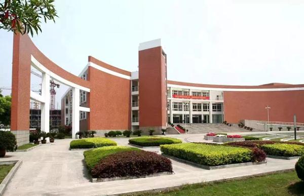 “我很有钱，只管拿去用！”大学保安“装富”17年！老师忍不住爆料了
