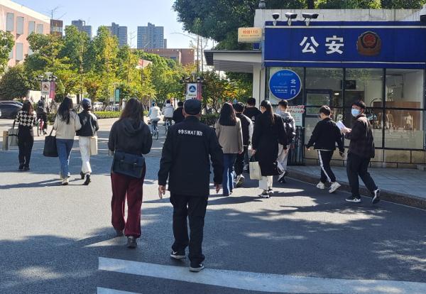 “我很有钱，只管拿去用！”大学保安“装富”17年！老师忍不住爆料了