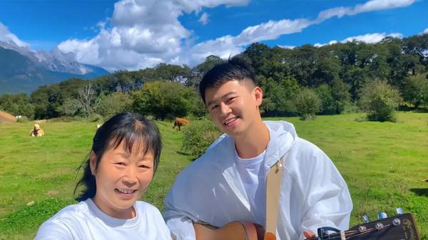 28岁小伙带癌症晚期母亲一路旅行弹唱，网友：这份温情比什么药都管用