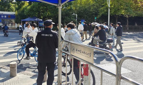 “我很有钱，只管拿去用！”大学保安“装富”17年！老师忍不住爆料了