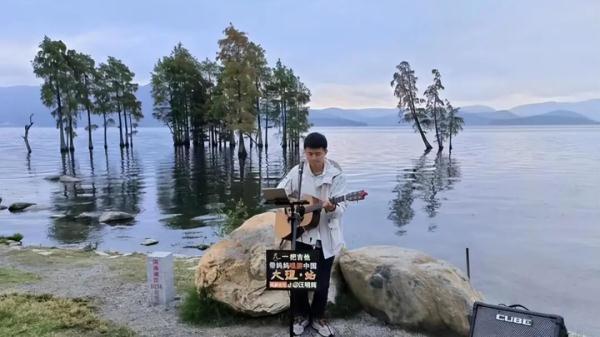 28岁小伙带癌症晚期母亲一路旅行弹唱，网友：这份温情比什么药都管用