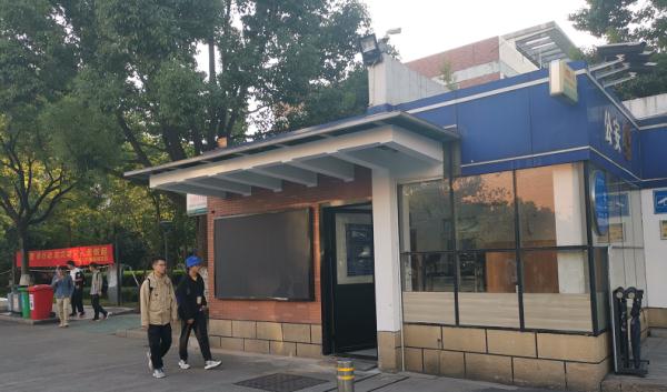 “我很有钱，只管拿去用！”大学保安“装富”17年！老师忍不住爆料了