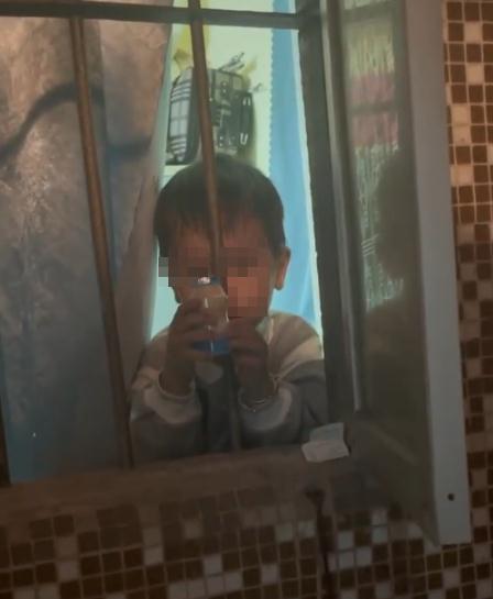 男子连续两月陪邻居小孩隔窗聊天!男孩:你妈妈也加班吗? 男子连续两月陪邻居小孩隔窗聊天!男孩:你妈妈也加班吗?