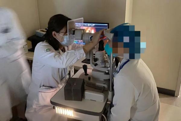 女子眼睛里挑出2厘米蠕动活虫  医生：摸猫狗后请注意手卫生