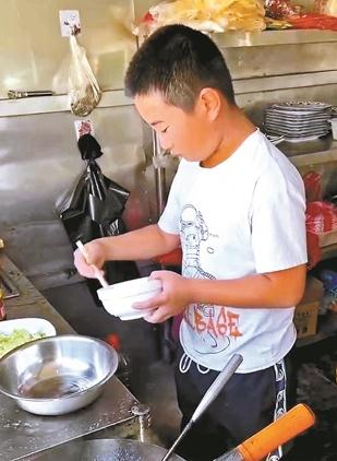 自学做饭5年,12岁男孩煎炸炒煮都精通,网友:是暖男啊! 自学做饭5年,12岁男孩煎炸炒煮都精通,网友:是暖男啊!
