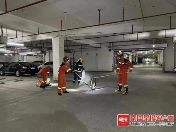 长3米重10斤!南宁一小区车库出现眼镜王蛇,消防紧急提醒 长3米重10斤!南宁一小区车库出现眼镜王蛇,消防紧急提醒