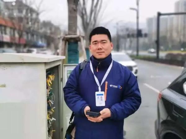 变身“抱抱侠”!这一幕,温暖街头! 变身“抱抱侠”!这一幕,温暖街头!