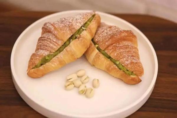 白天是律师,晚上变身面包师!意大利帅哥在上海开店... 白天是律师,晚上变身面包师!意大利帅哥在上海开店...