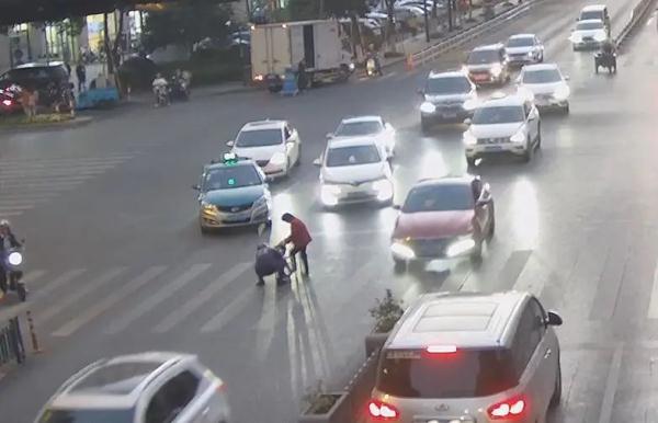 变身“抱抱侠”!这一幕,温暖街头! 变身“抱抱侠”!这一幕,温暖街头!