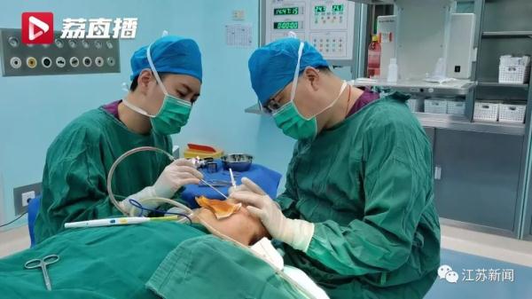 女子鼻子长疙瘩以为是黑头，医生一眼看出不对劲：是癌！