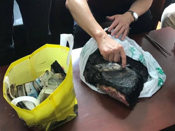 当钞票铺满地板…… 当钞票铺满地板……