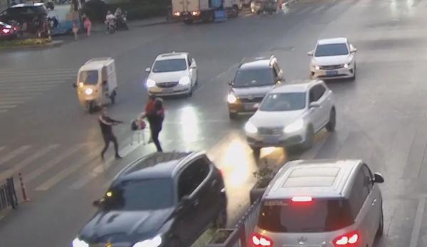 变身“抱抱侠”!这一幕,温暖街头! 变身“抱抱侠”!这一幕,温暖街头!