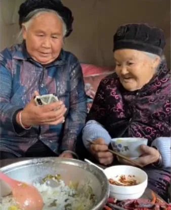 88岁奶奶边看手机边吃饭，被晚辈“教育”