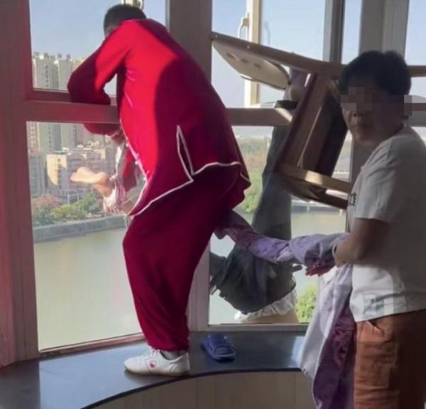 场面惊心！女子买菜路上瞥了一眼，猛然看见一老人倒挂14楼