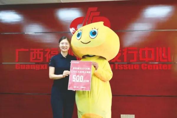 男子中了2.19亿元巨奖！称没告诉老婆怕其膨胀，网友炸锅