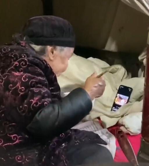 88岁奶奶边看手机边吃饭，被晚辈“教育”