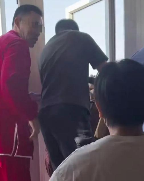 场面惊心！女子买菜路上瞥了一眼，猛然看见一老人倒挂14楼