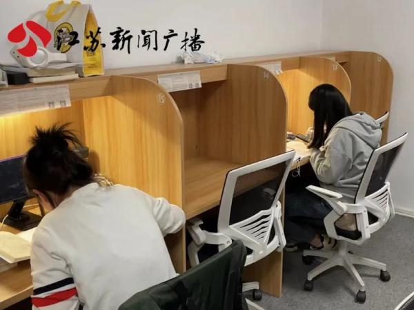 花钱买学习氛围 年轻人正在付费自习室“悄悄努力”