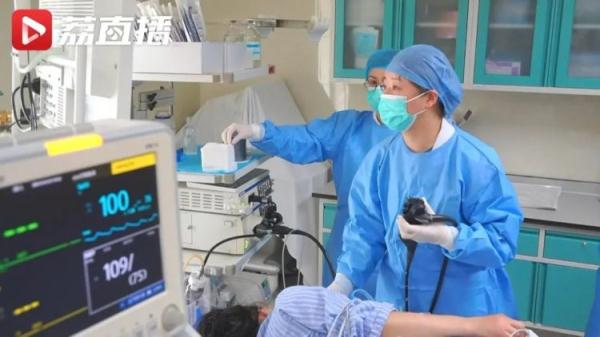 吃完柿子喝酸奶，女子突发肠梗阻！医生：这类人群不宜吃