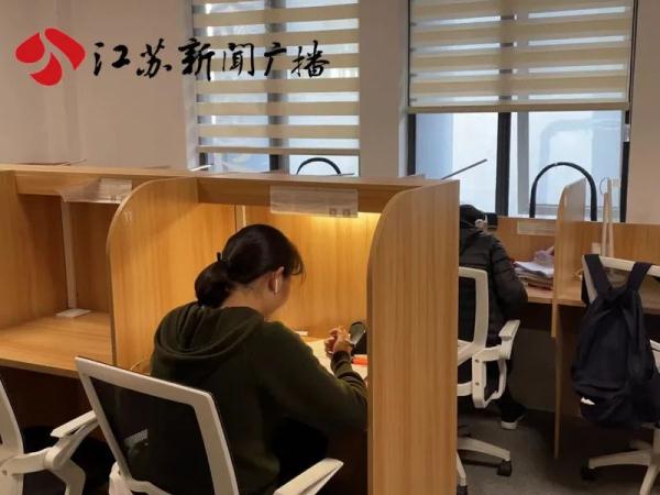 花钱买学习氛围 年轻人正在付费自习室“悄悄努力”