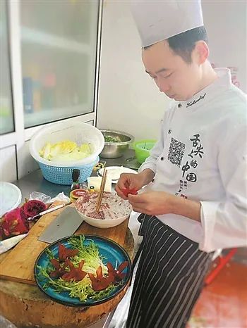 上门代厨兴起，四菜一汤收费68元，你觉得贵吗？