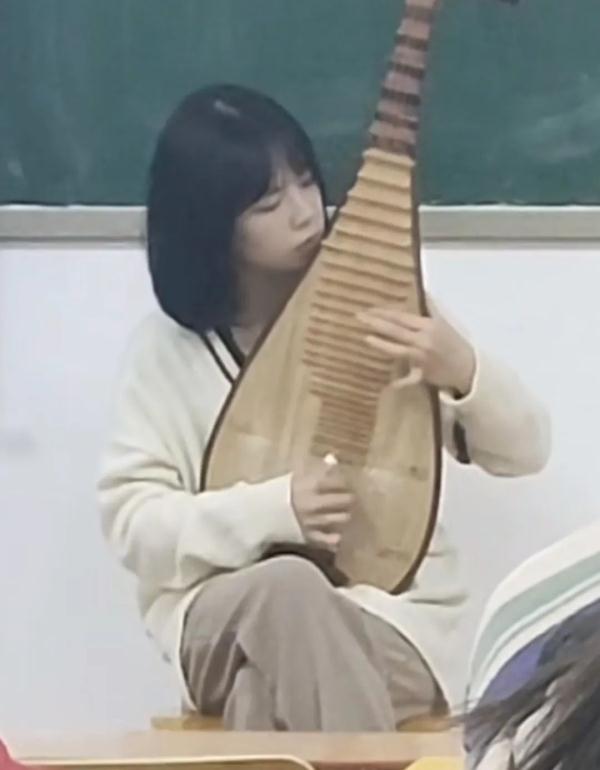 湖南这个女学生火了！她的琵琶声一响震惊全场