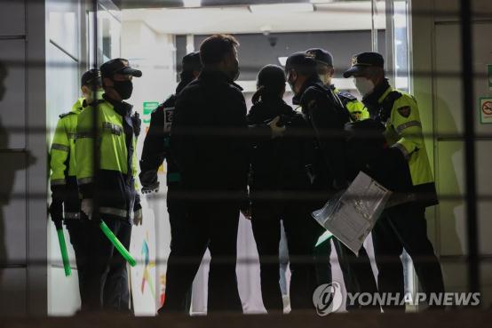 韩媒：梨踩踏事故发生后，失联者亲属在遇难者遗体安置现场发出质问