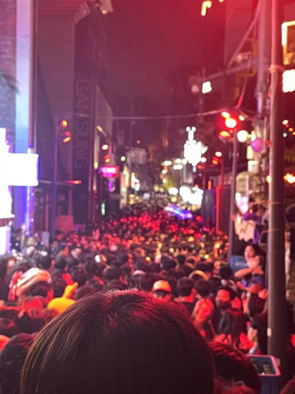 中国留学生回忆“惊魂夜”:手机信号当时太差,离开才收到市政府安全警报 中国留学生回忆“惊魂夜”:手机信号当时太差,离开才收到市政府安全警报