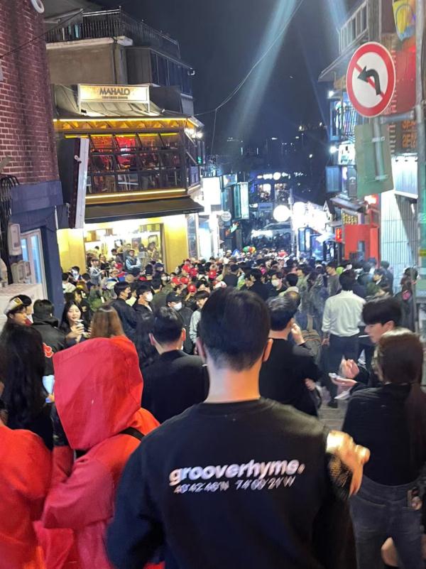 中国留学生回忆“惊魂夜”:手机信号当时太差,离开才收到市政府安全警报 中国留学生回忆“惊魂夜”:手机信号当时太差,离开才收到市政府安全警报