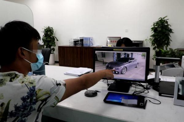 声浪大到吓哭小孩！一男子无证炸街被查处